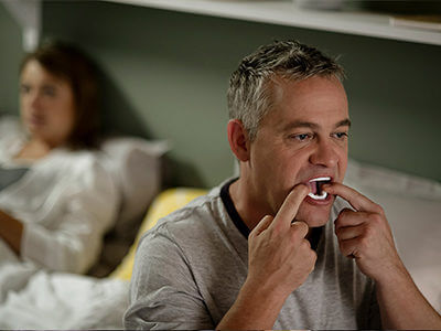 Homem utiliza dispositivo de avanço mandibular